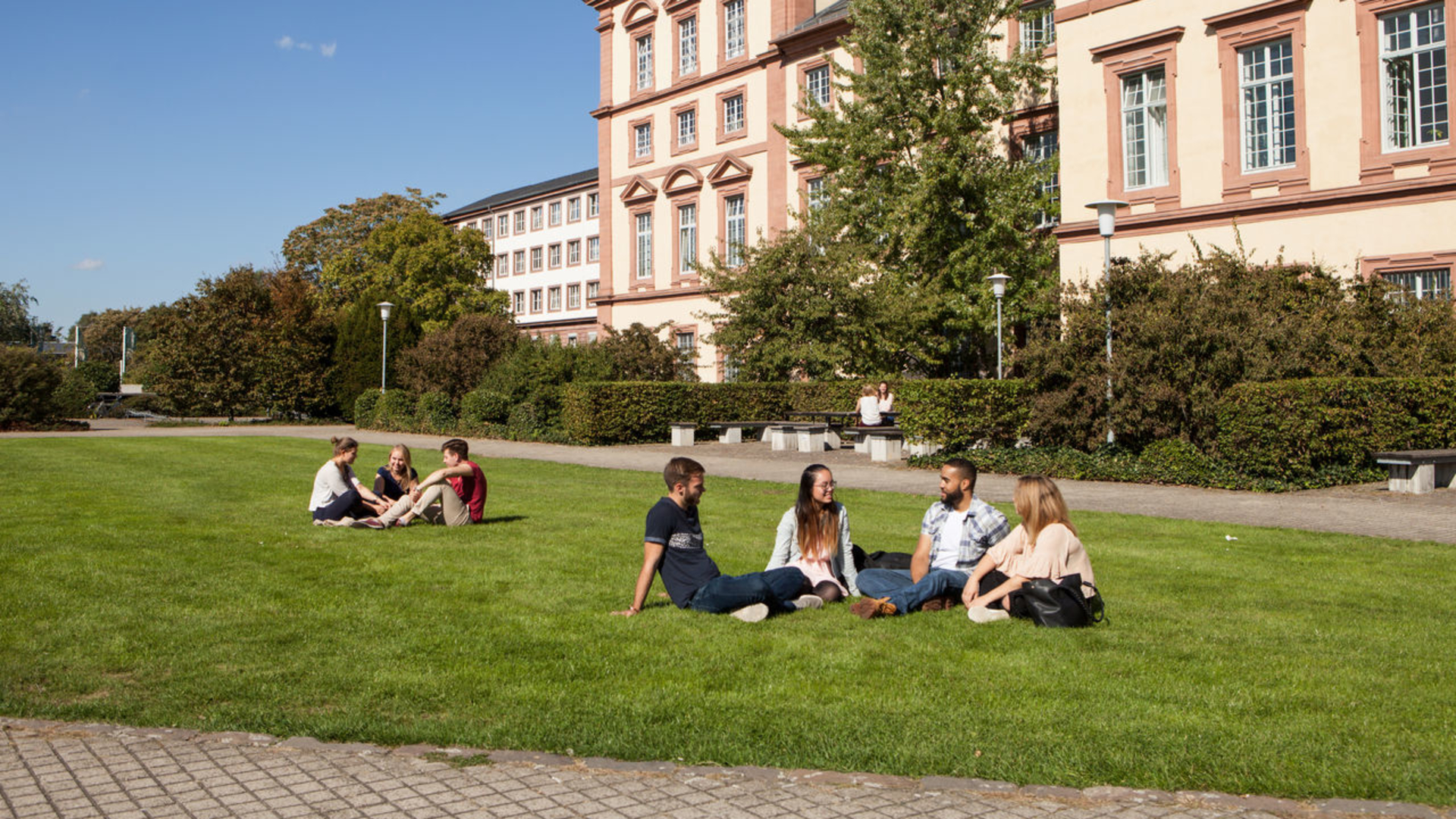Germaniyaning eng nufuzli universitetlaridan biri University of Manheimda bakalavr va magistratura bosqichida o’qish uchun Deutschlandstipendium stipendiyasi