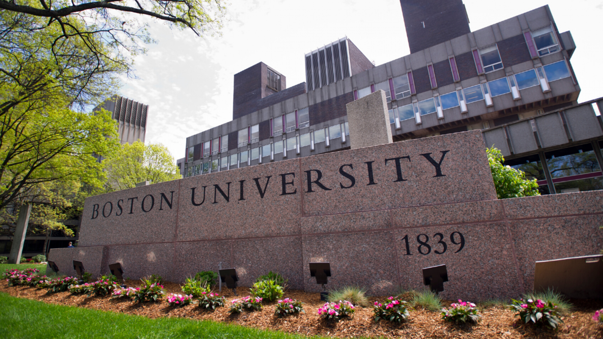 Boston Universitetining  bakalavr bosqichida o‘qish uchun umumiy qiymati $100,000 bo‘lgan Presidential Scholarship grant dasturi