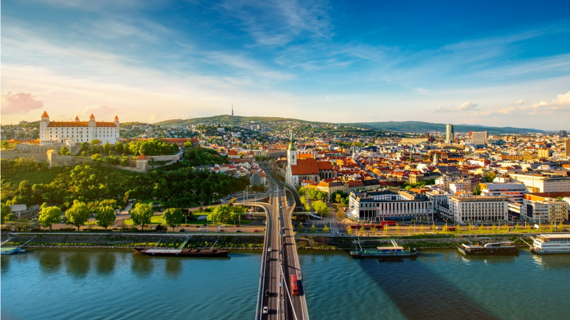 Barcha bosqich talabalari, professor va tadqiqotchilar uchun Slovakiyada o'qish va tadqiqot olib borish imkonini beruvchi The National Scholarship Programme of Slovak Republic almashinuv dasturi. Oylik stipendiya va yo'l xarajatlari uchun mablag'