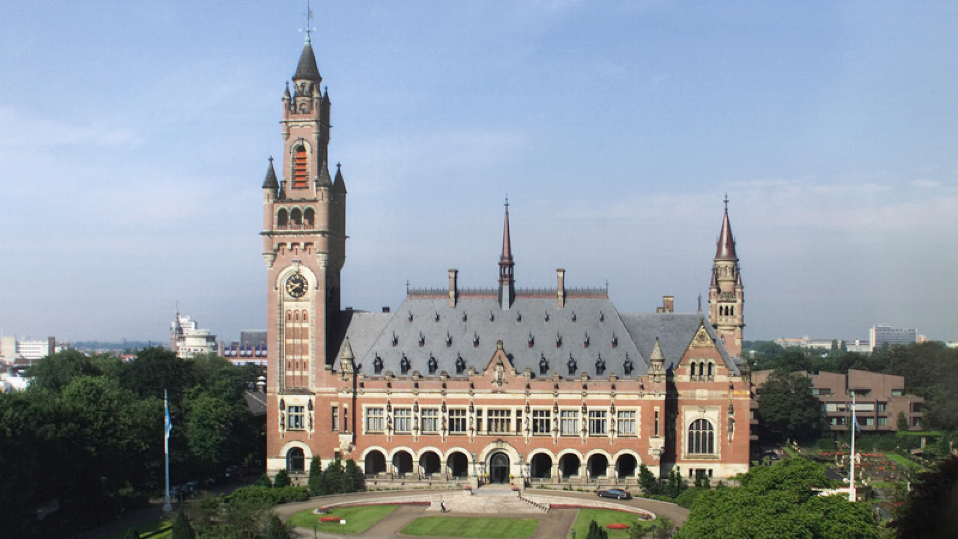 Niderlandiyaning The Hague Academy of International Law akademiyasi tomonidan huquq yoʻnalishi talabalari va mutaxassislari uchun barcha xarajatlari qoplanadigan yozgi kurslar