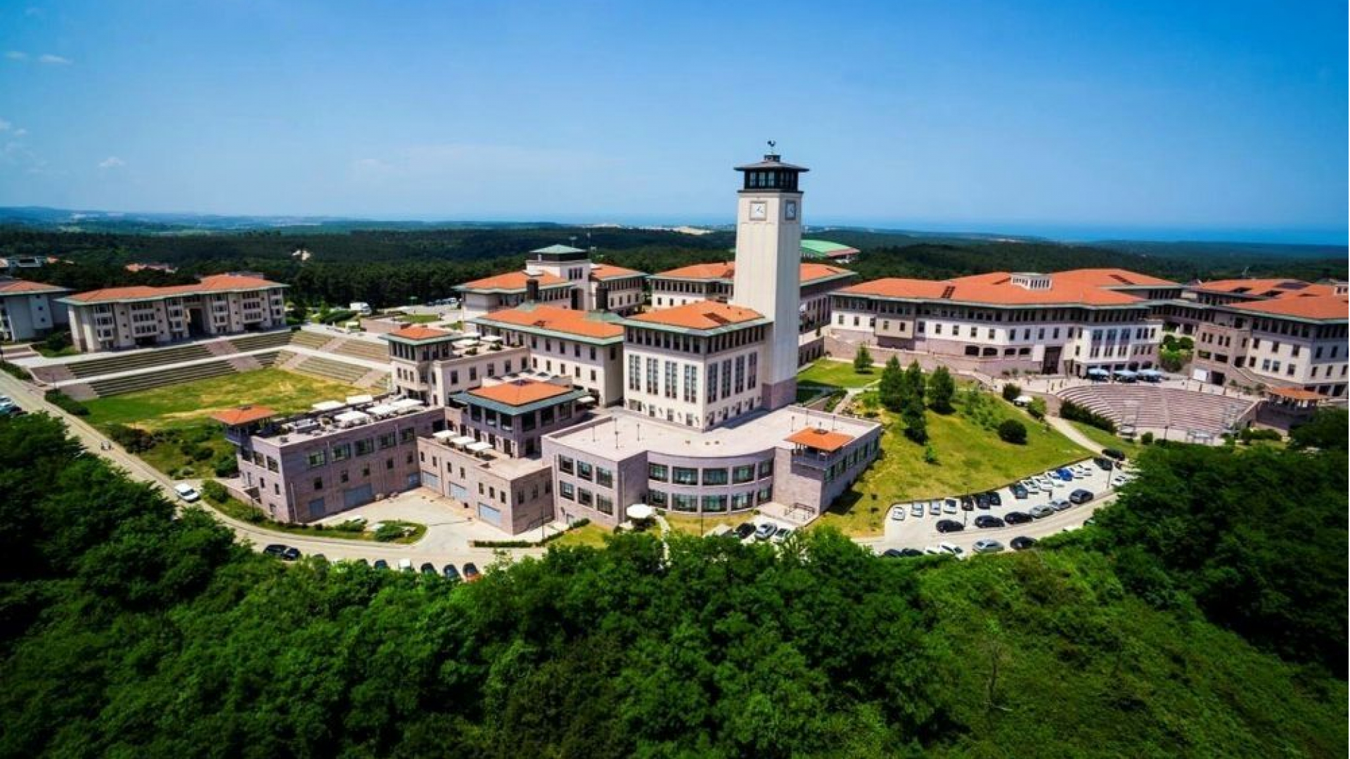 Turkiyada bakalavr bosqichi uchun oʻqish toʻlovi 100% gacha qoplanuvchi Koç University Scholarships for International Students grant dasturi