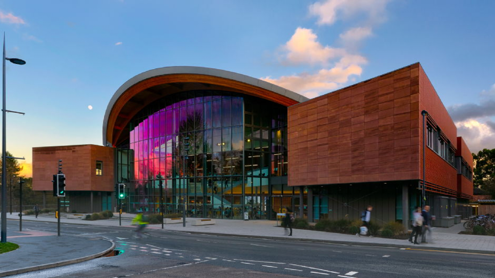 Bakalavr bosqichini Buyuk Britaniyaning nufuzli Warwick universitetida oʻqish imkoniyatini taqdim etuvchi Warwick Undergraduate Global Excellence Scholarship dasturi