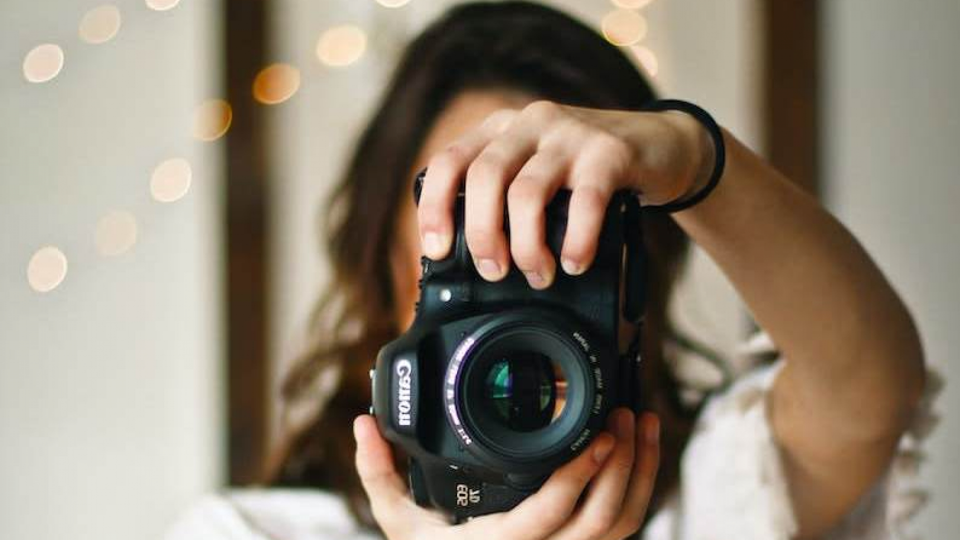 Havaskor va professional fotograflar uchun mukofot jamgʻarmasi $3000 ni tashkil etuvchi xalqaro Monochrome Photography Awards tanlovi