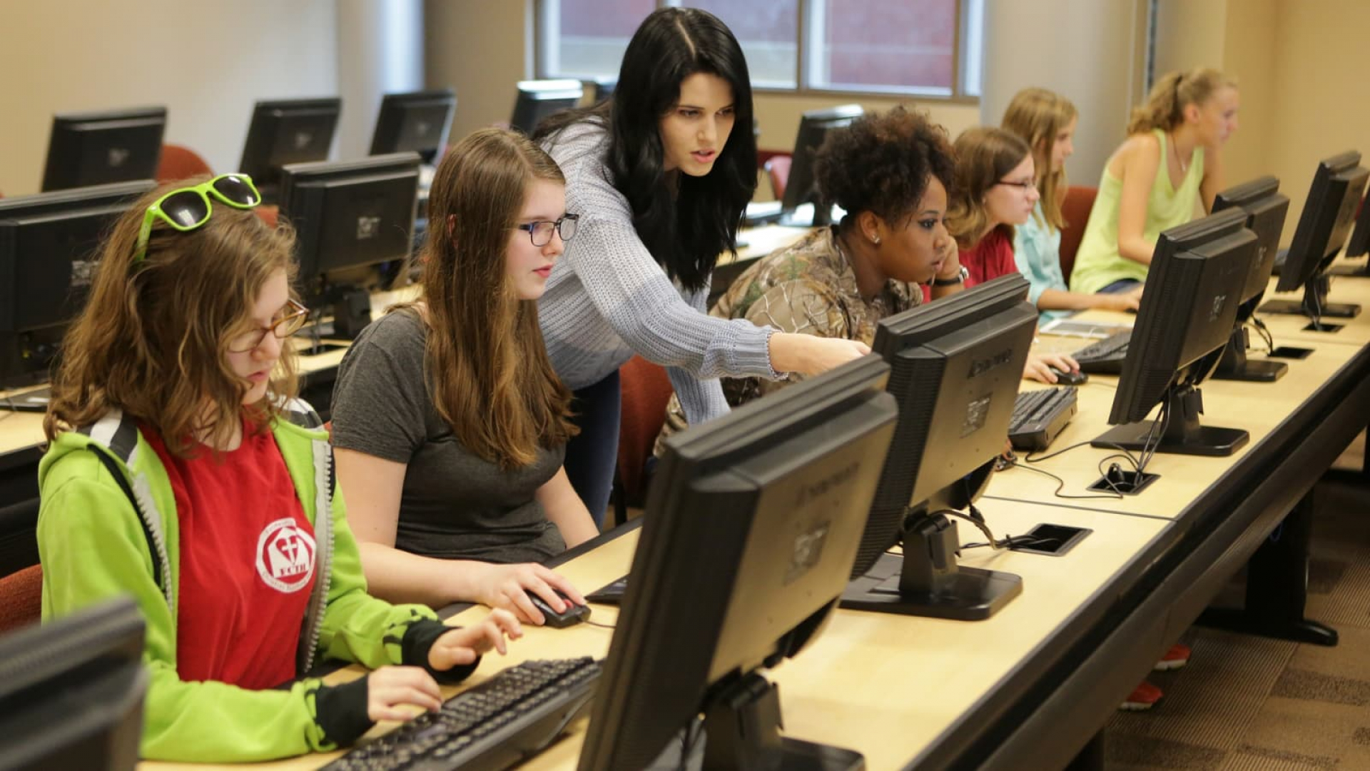 Zamonaviy kasblarni egallamoqchi boʻlgan 100 nafar qizlar uchun “Digital Girls” loyihasi