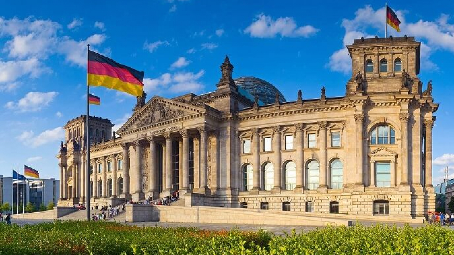 Germaniyada 10 dan ortiq yoʻnalish doirasida magistratura va doktorantura bosqichini oʻqish uchun xarajatlari toʻliq qoplanadigan DAAD — Development-Related Postgraduate Courses (EPOS) dasturi