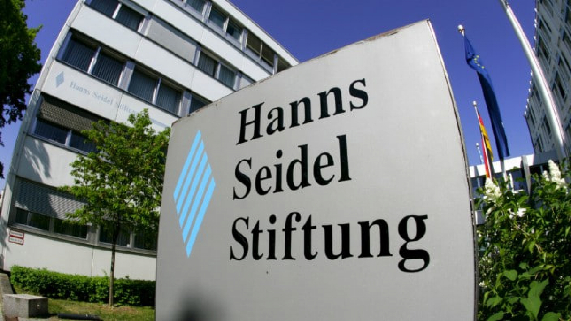 Germaniya (yoki unga qoʻshni boʻlgan davlatlar)da bakalavriat, magistratura va doktoranturada oʻqimoqchi boʻlganlar uchun Hanns Zeidel jamgʻarmasi stipendiyasi